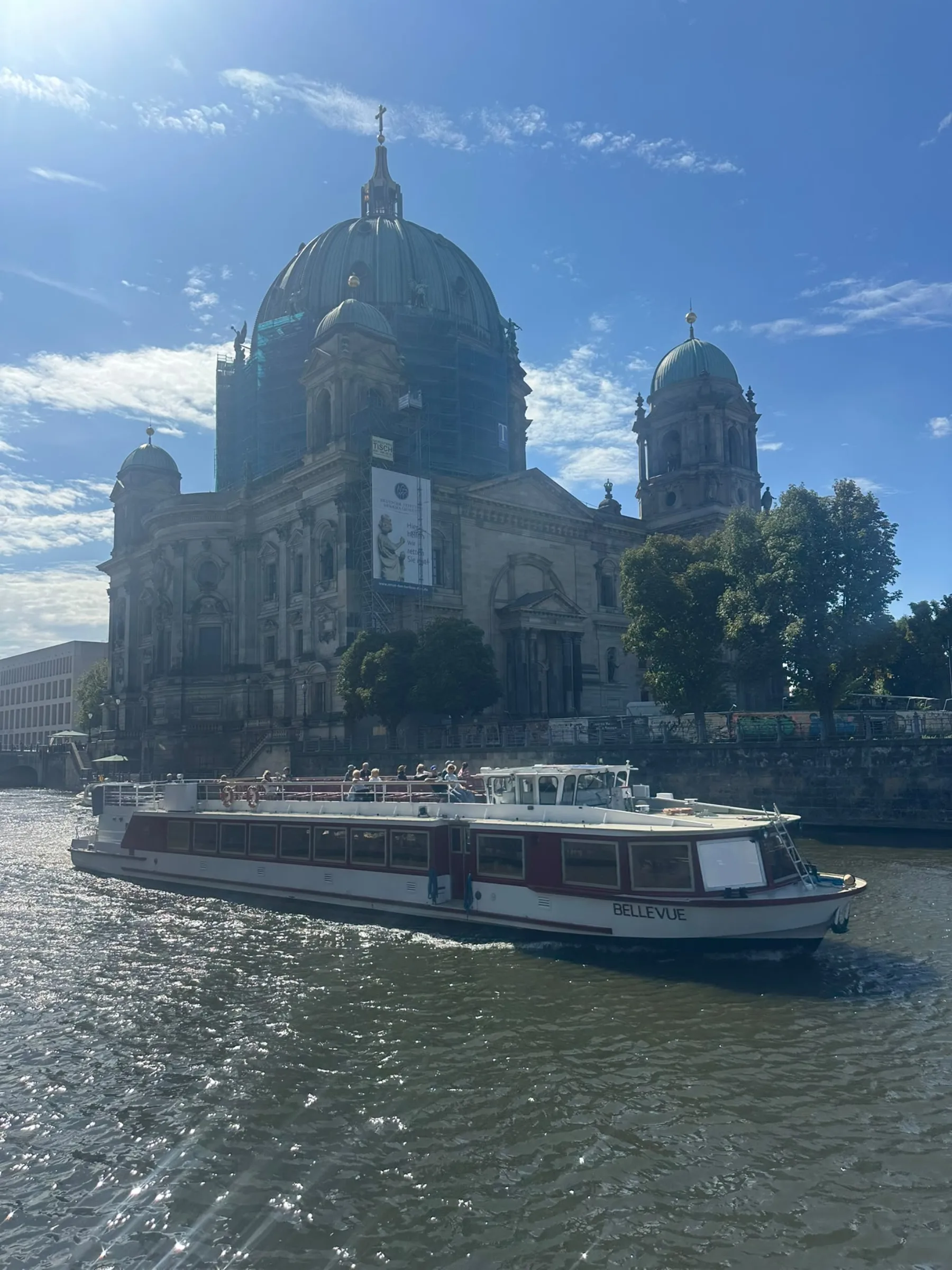 Ausflugsschiff vor dem Berliner Dom auf der Spree