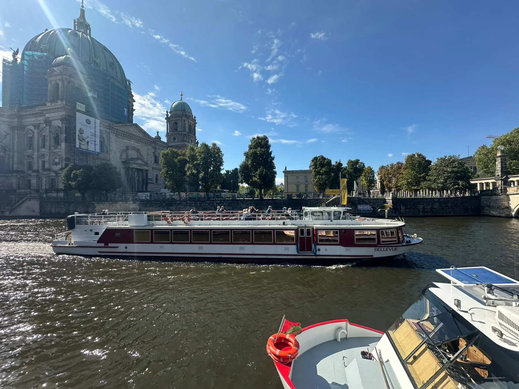 Berliner Dom und Fahrgastschiff von Bord aus gesehen
