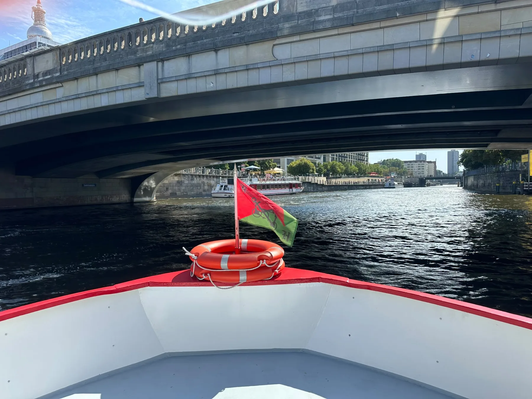 Blick vom Bug unter einer Berliner Brücke hindurch
