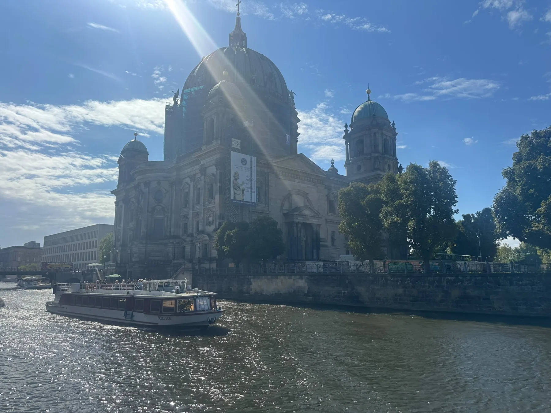 Berliner Dom und Spree vom Schiff aus