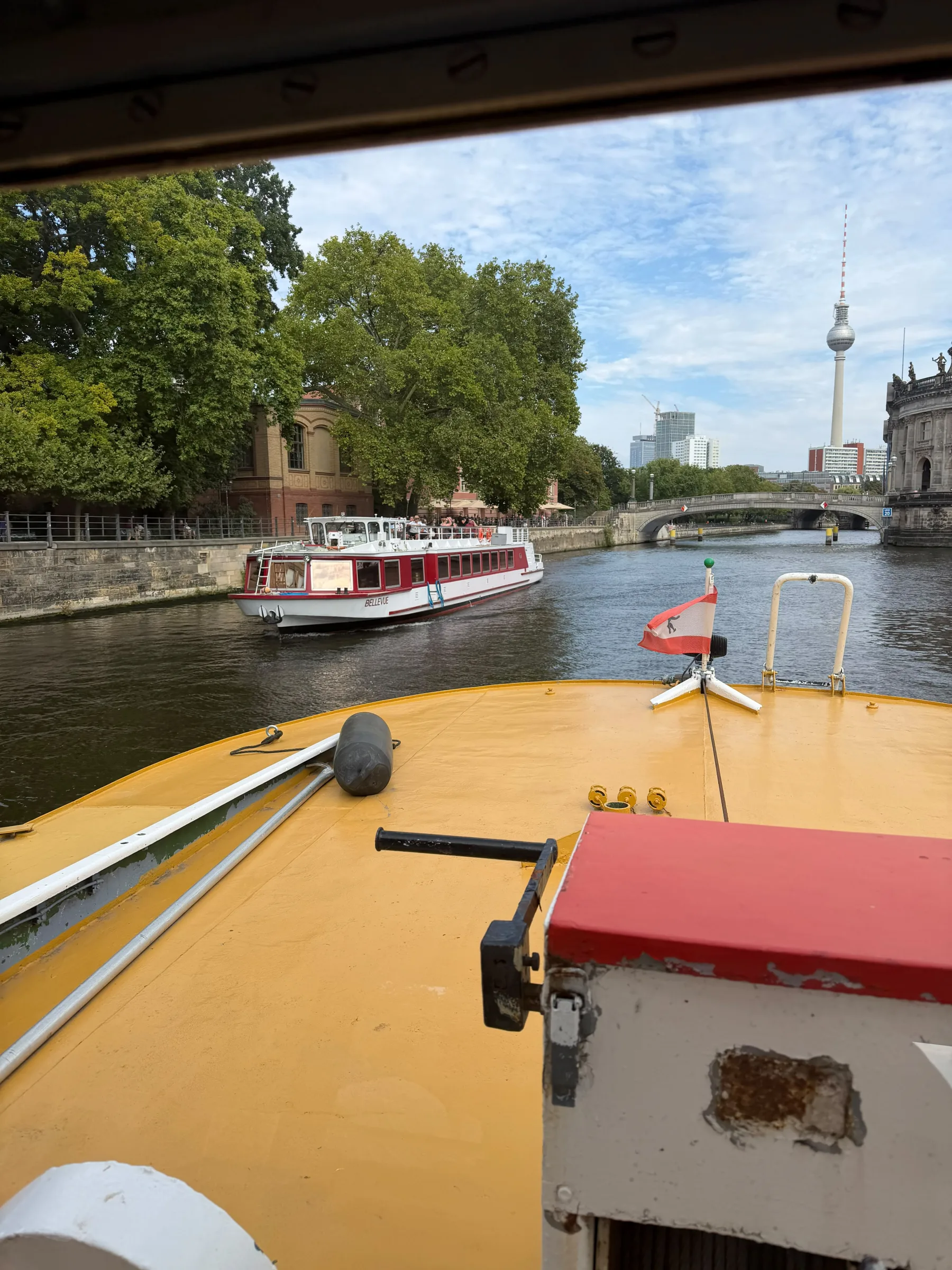 Roter Tisch auf dem offenen Bootsdeck mit Blick zum Ufer