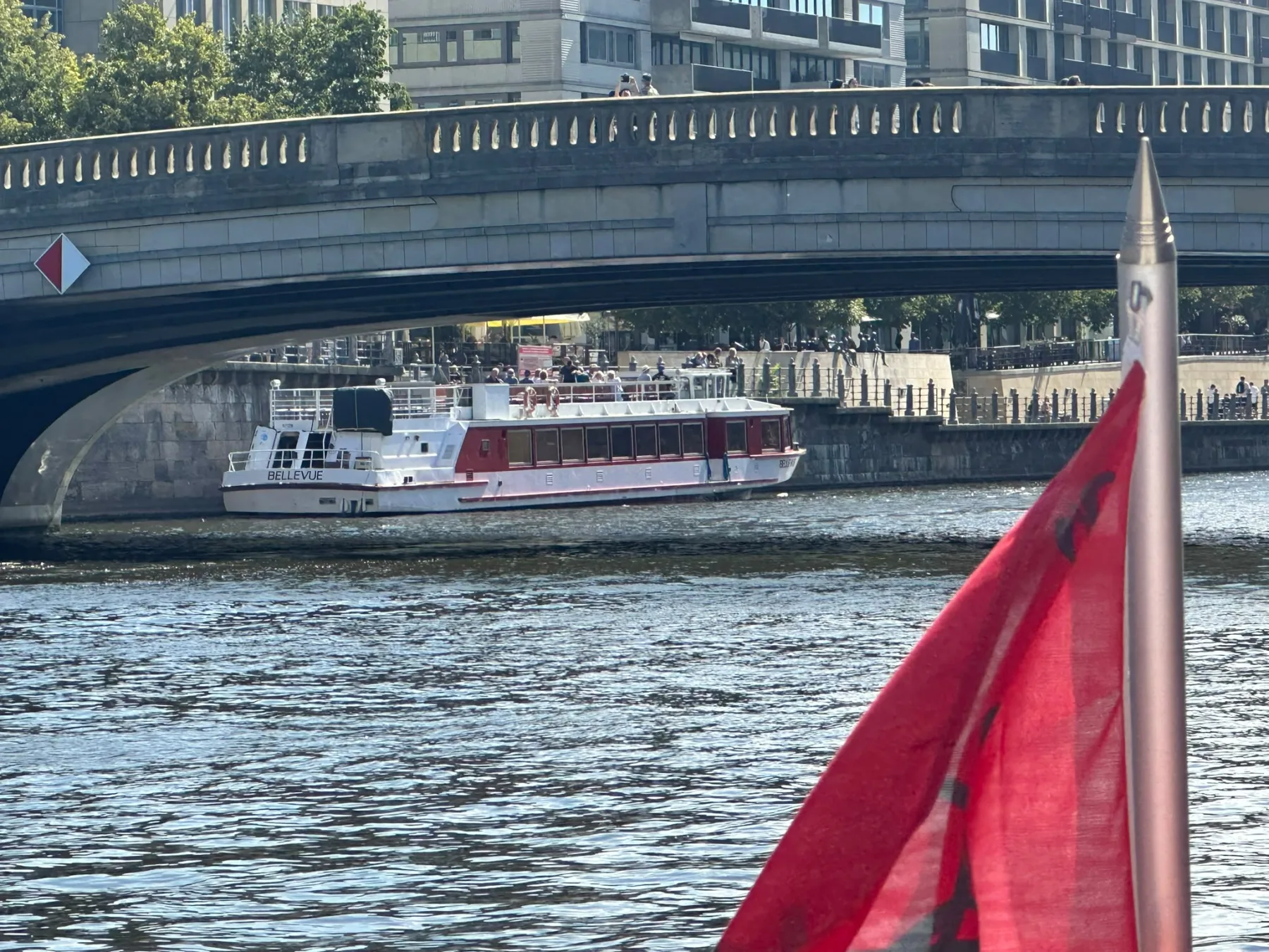 Fahrgastschiff unter einer Brücke, vom Boot aus fotografiert