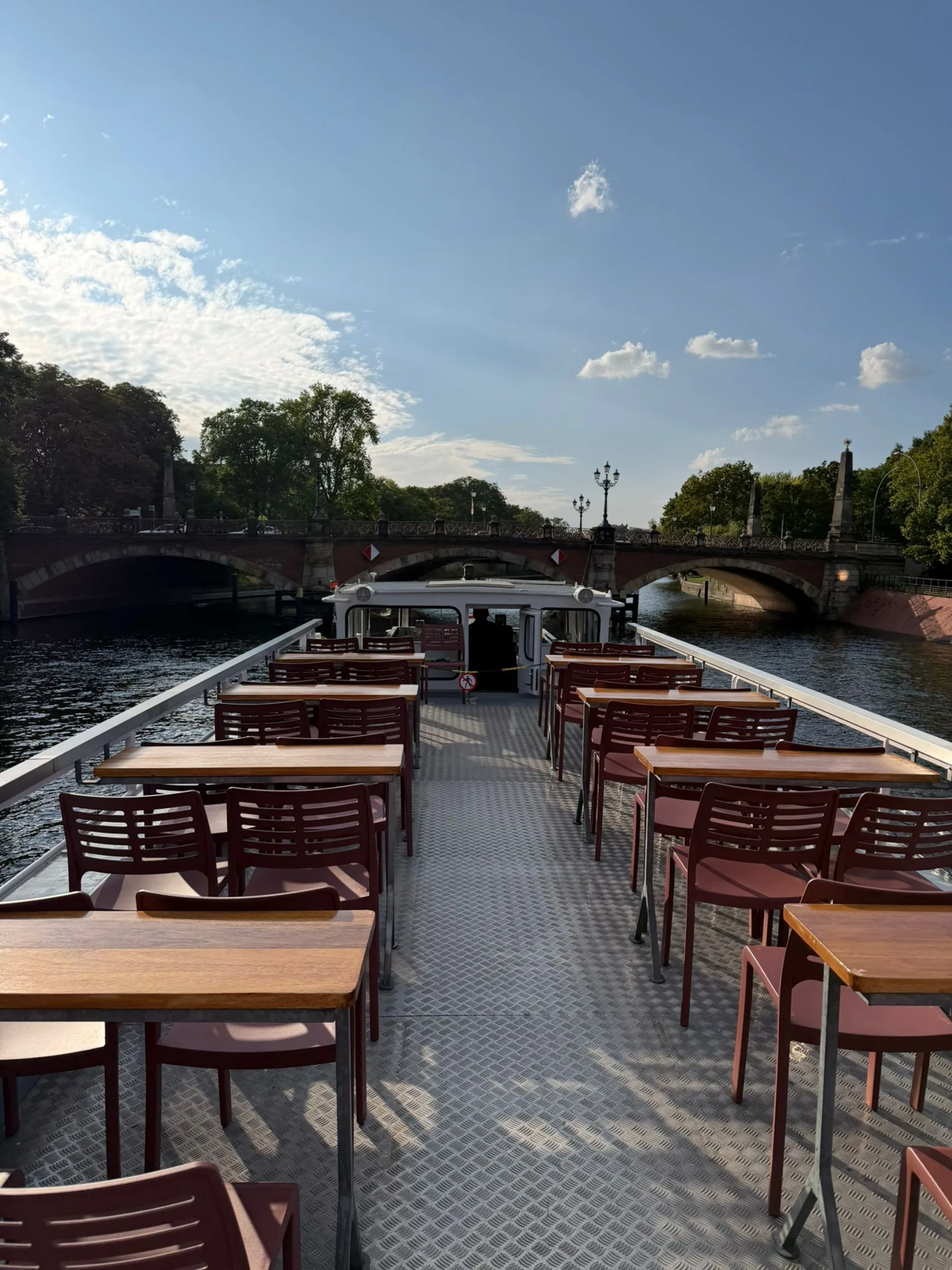 Leere Sitzplätze auf dem offenen Oberdeck