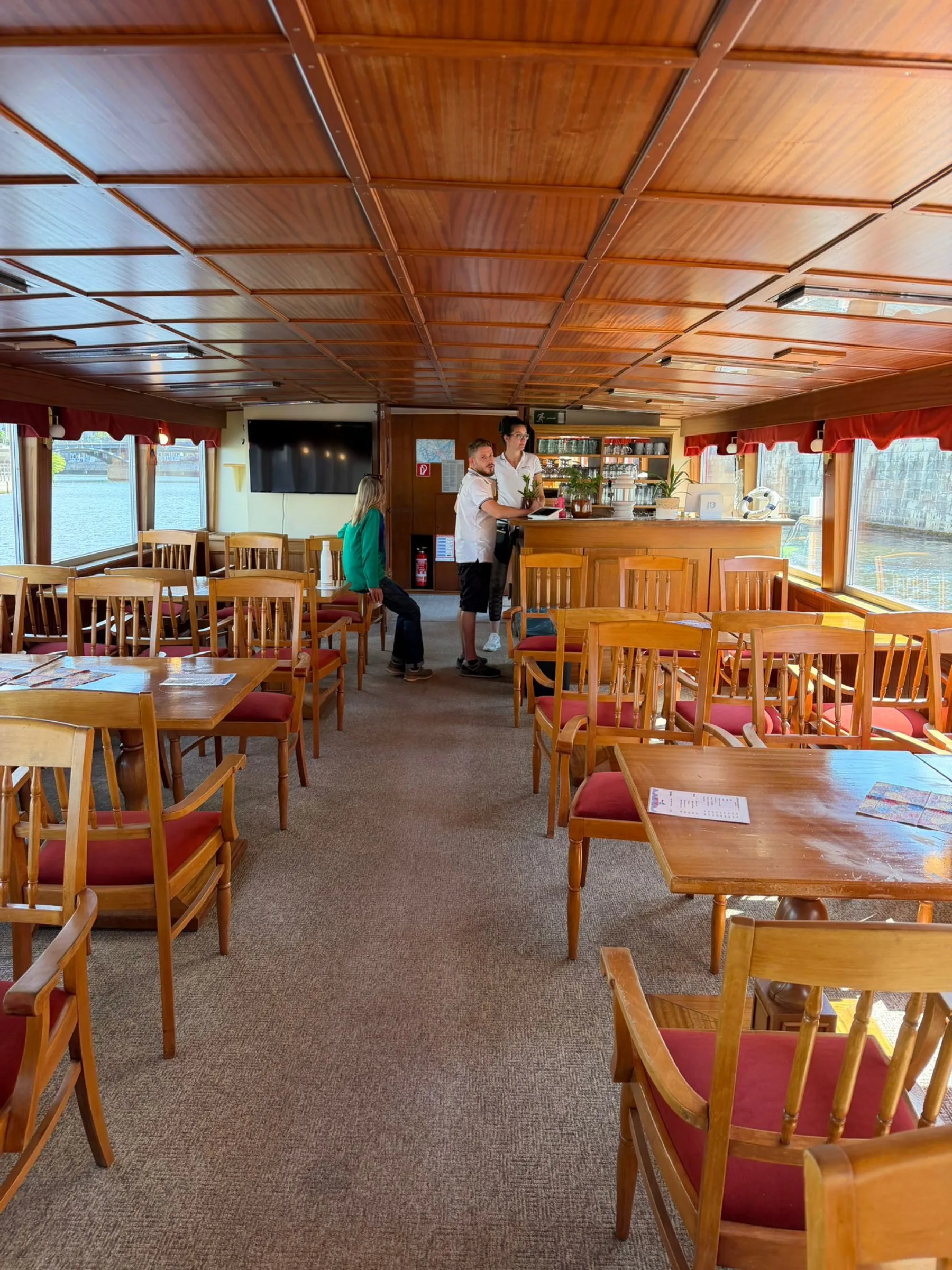 Überdachter Salon mit Sitzplätzen an den Fenstern