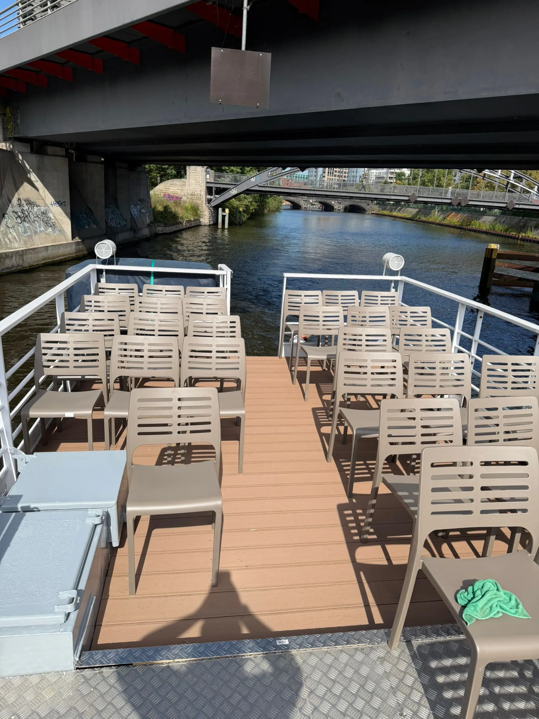 Reihen von Stühlen auf dem Oberdeck
