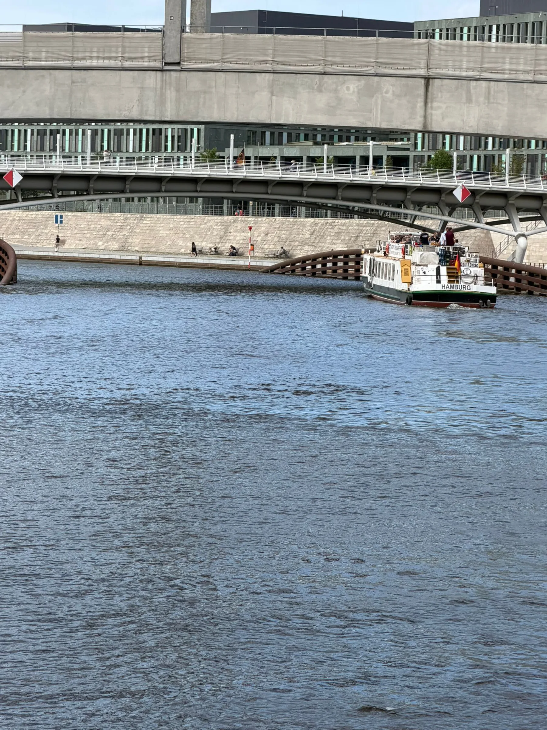 Fahrgastschiff vor einem Berliner Regierungsgebäude