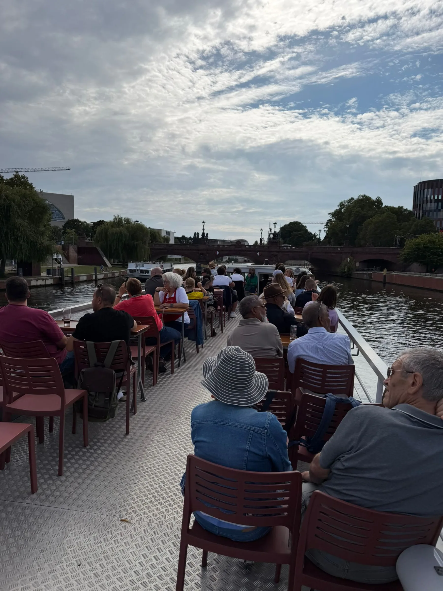Gäste genießen die Aussicht auf dem Oberdeck