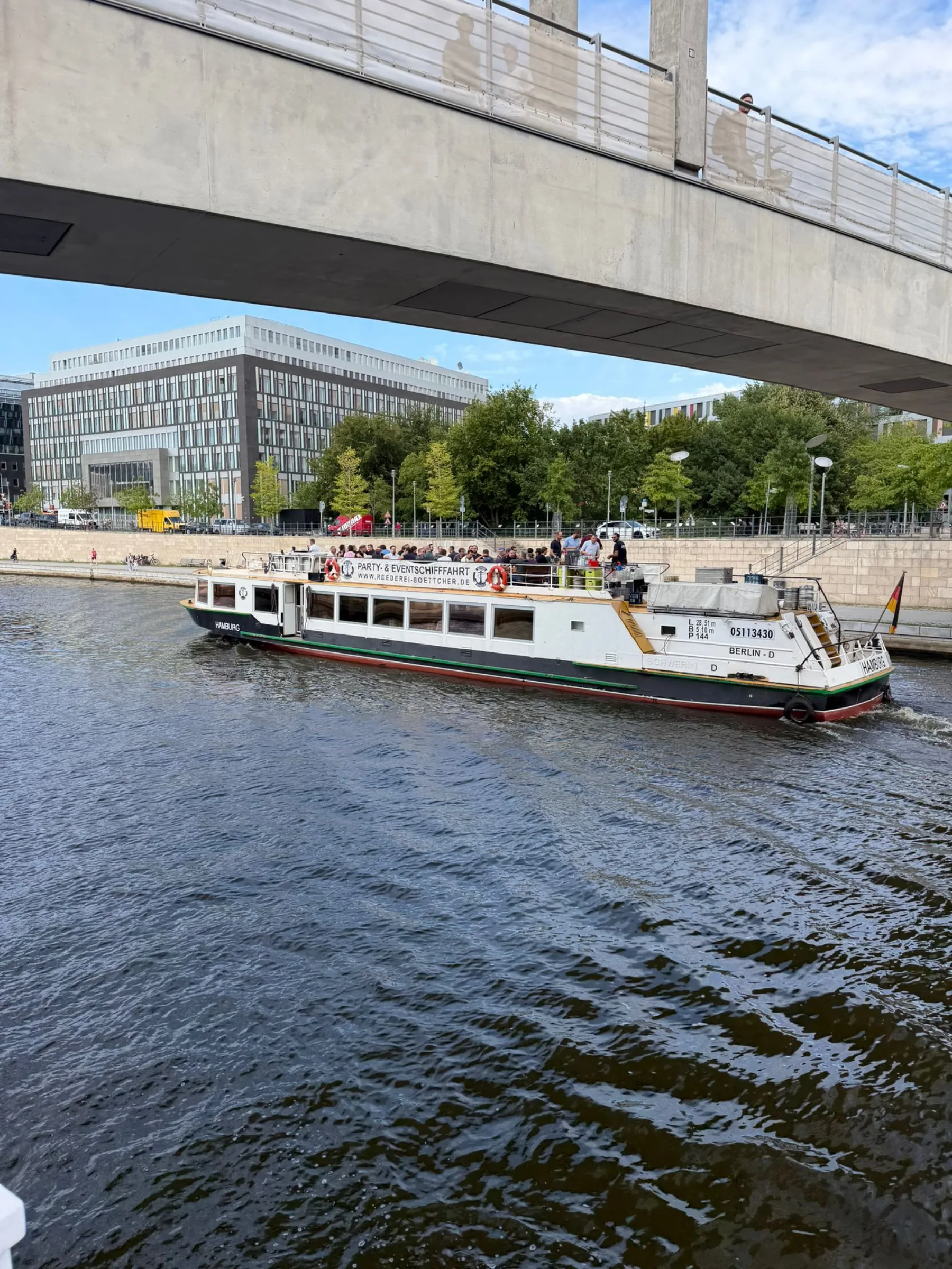 Ausflugsschiff vor einem Gebäude am Berliner Spreeufer