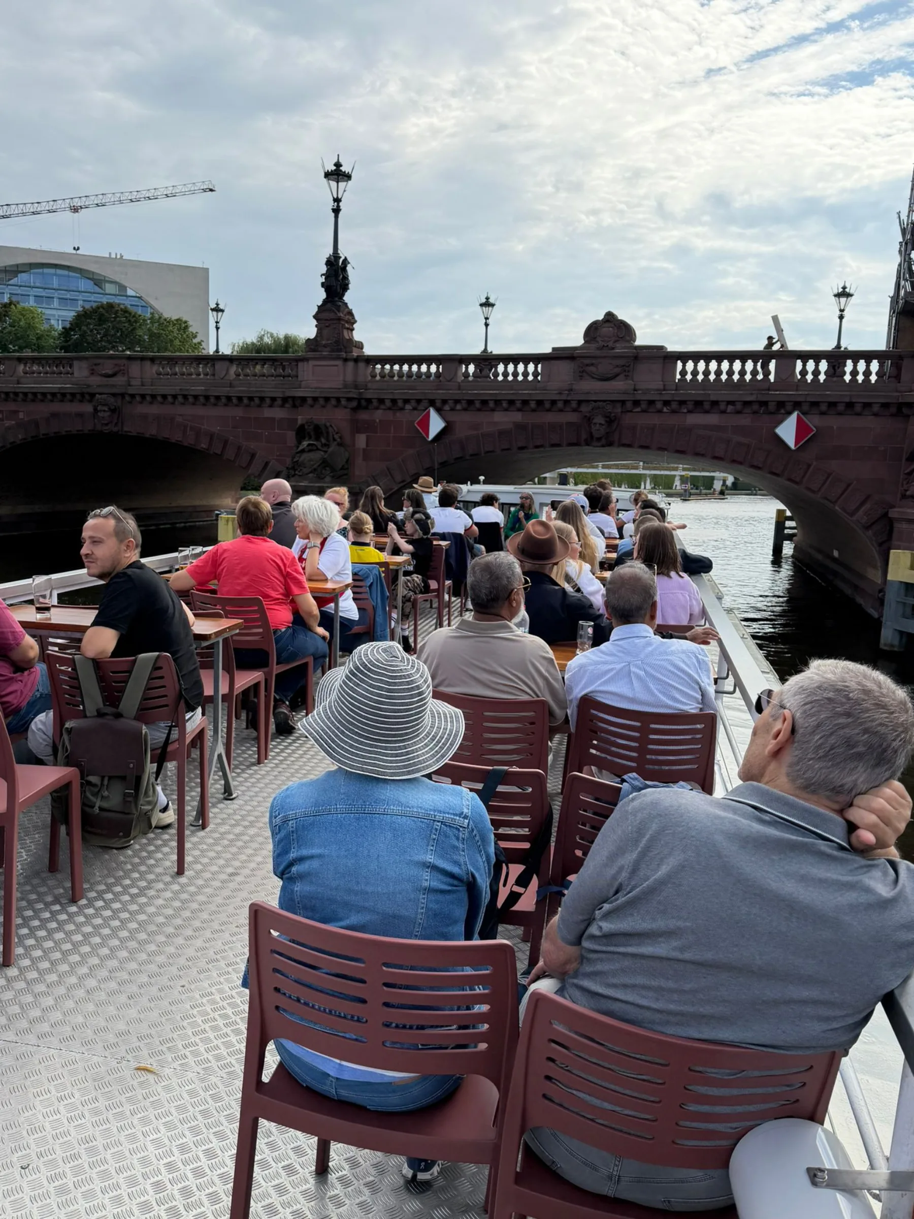 Fahrgastschiff fährt unter einer Berliner Brücke hindurch