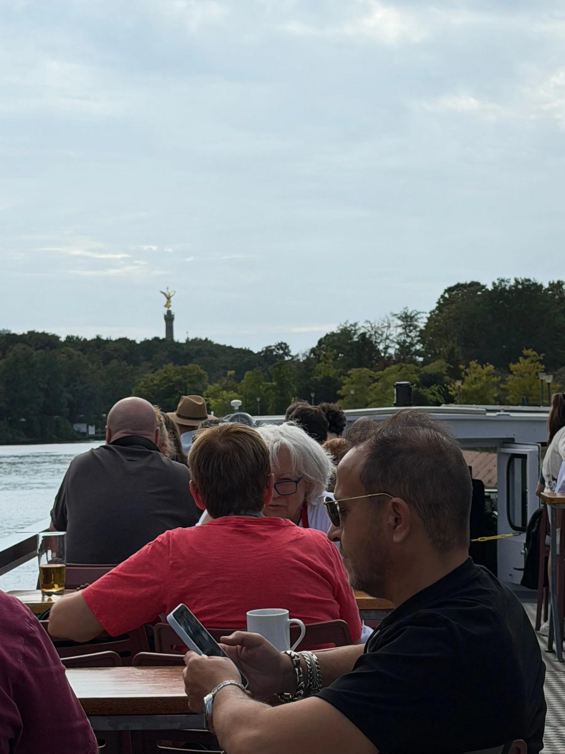 Grüne Spreeufer vom Oberdeck aus gesehen