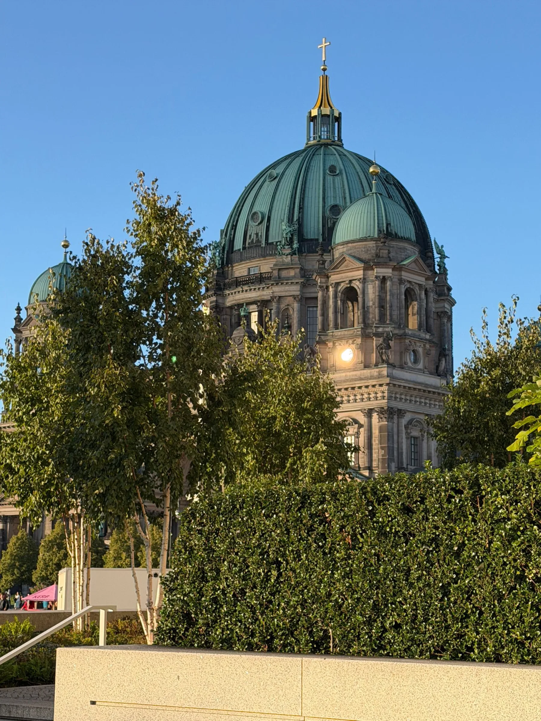 Passagierschiff auf der Spree vor Berliner Architektur
