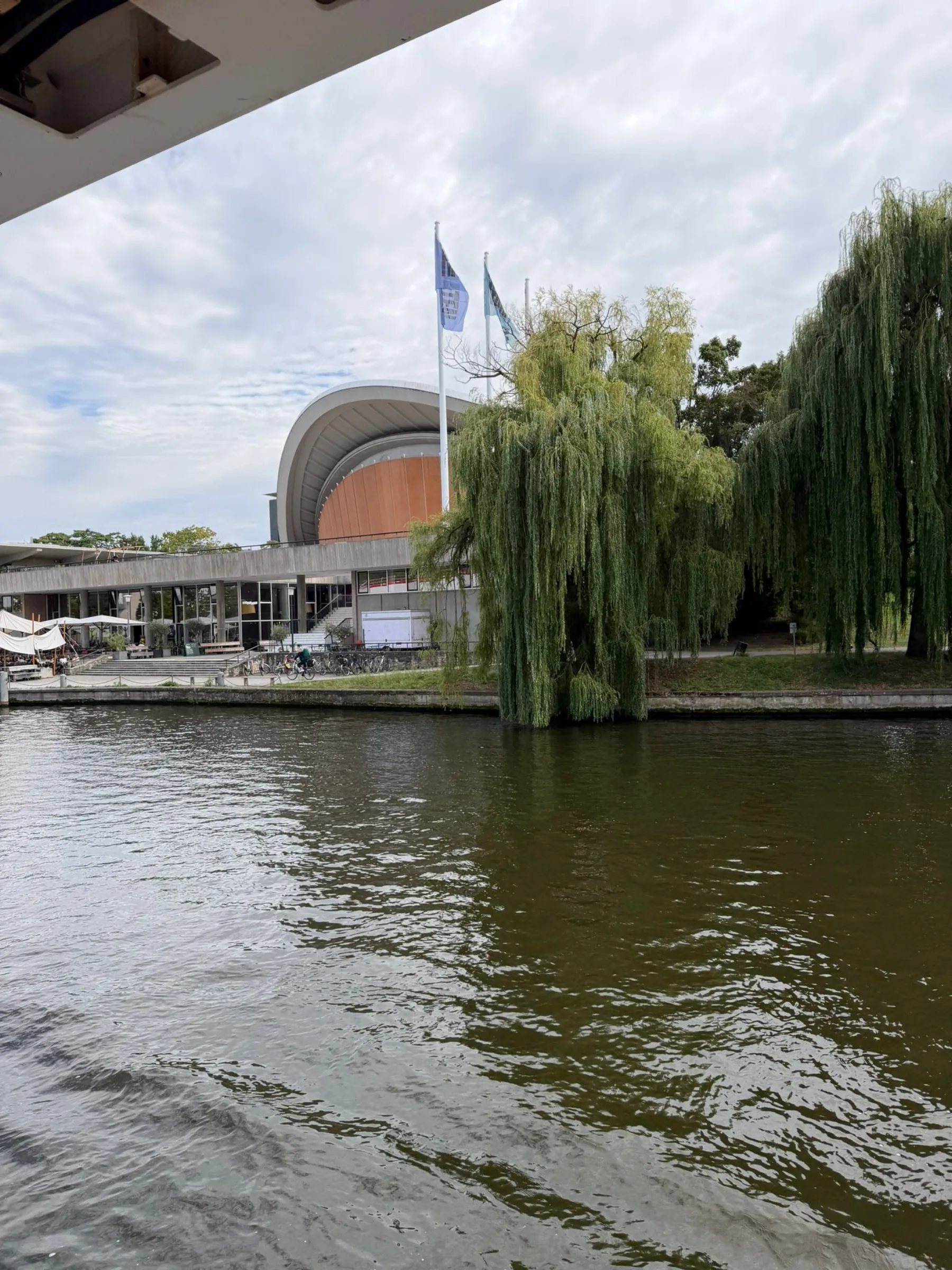 Fahrgastschiff entlang eines modernen Spreeufers