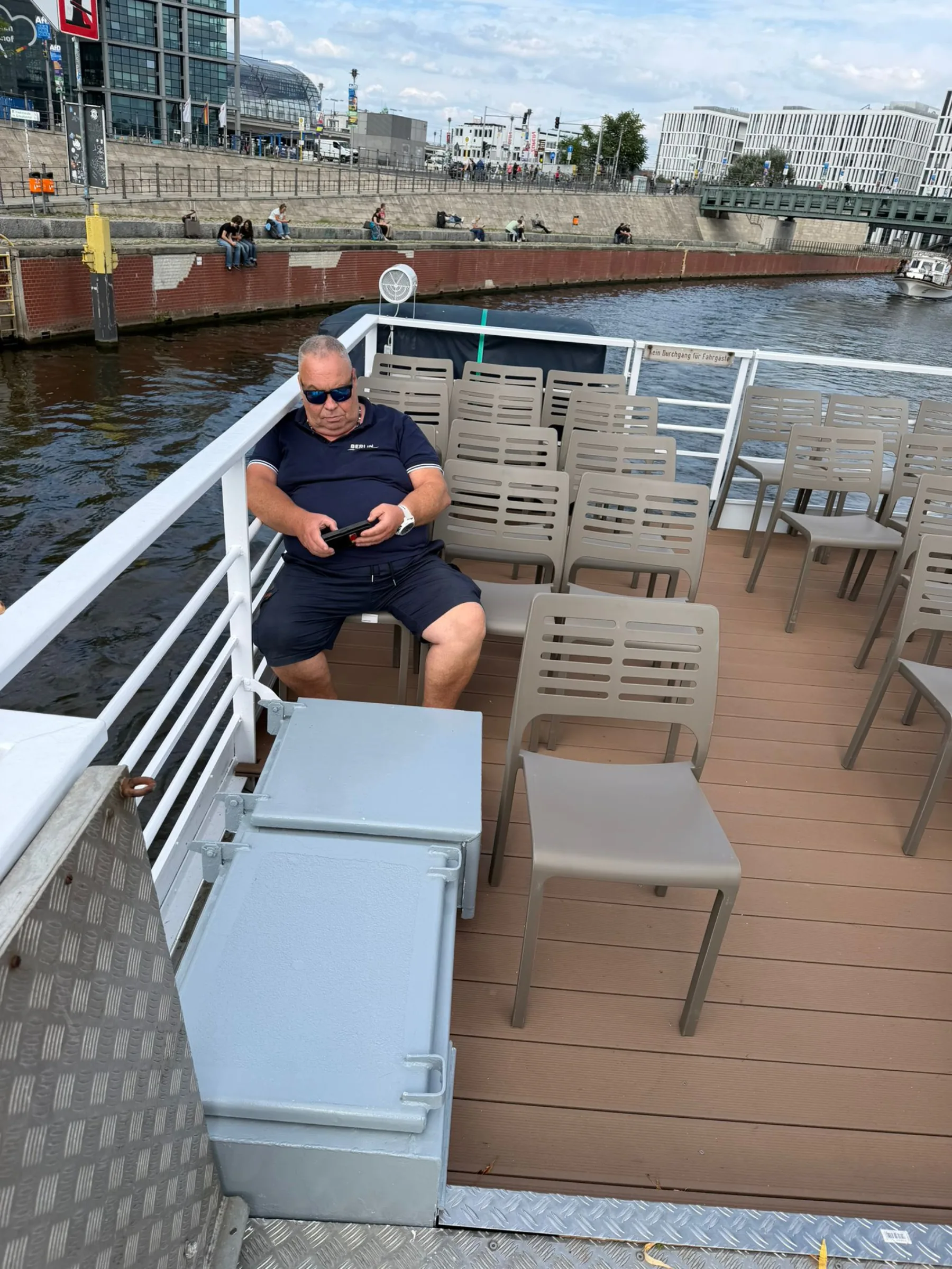 Kapitän steuert das Schiff aus dem Steuerhaus