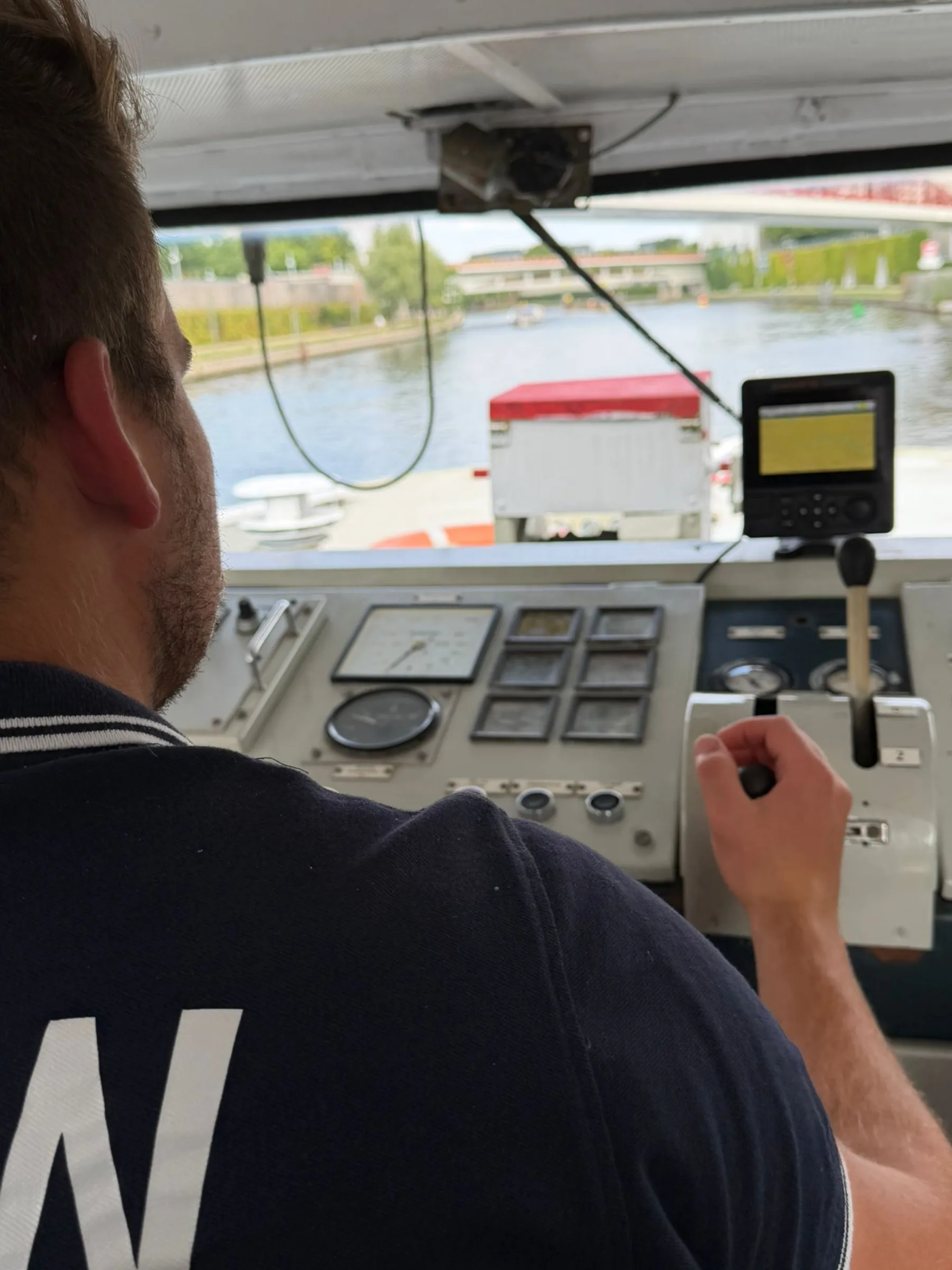 Blick nach vorn aus dem Steuerstand auf die Spree