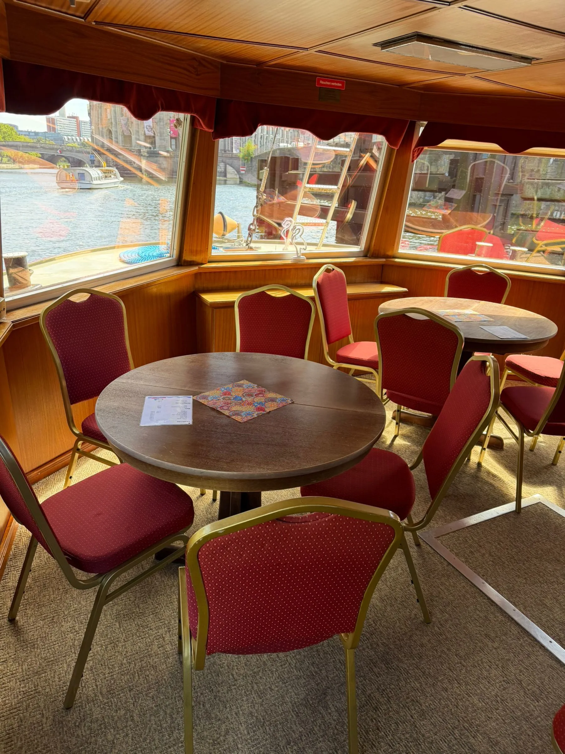 Salon mit roten Sitzen und großen Fenstern