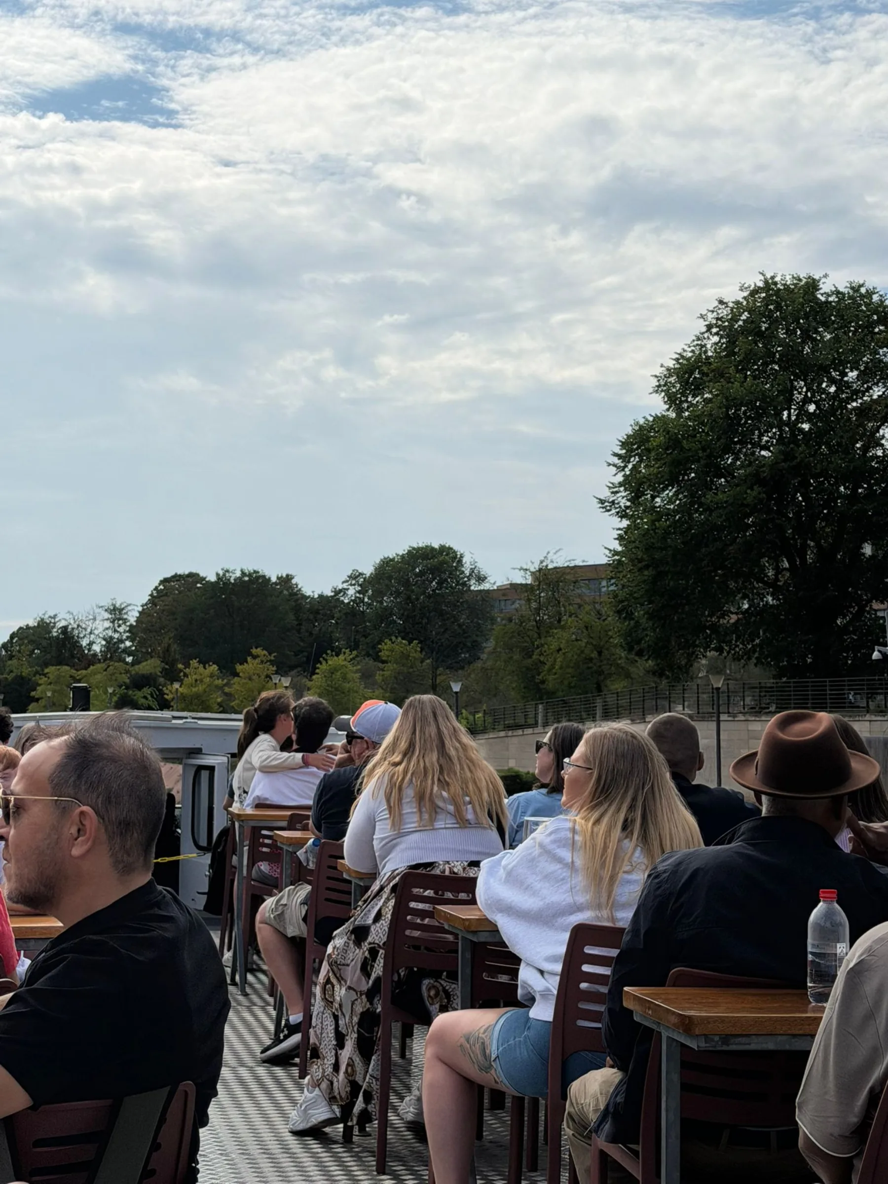 Gäste genießen die Aussicht vom offenen Bootsdeck