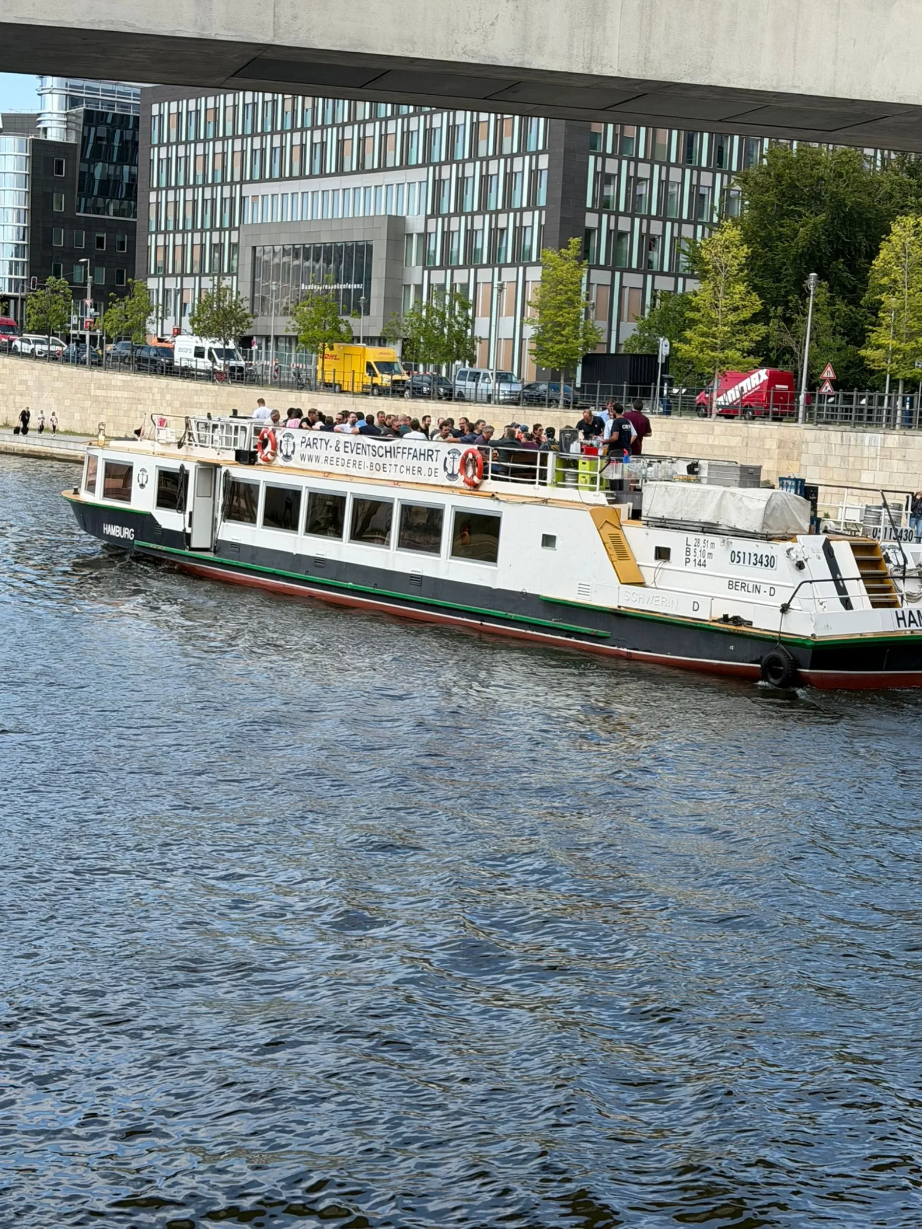Fahrgastschiff auf der Spree vor einem Berliner Bürogebäude