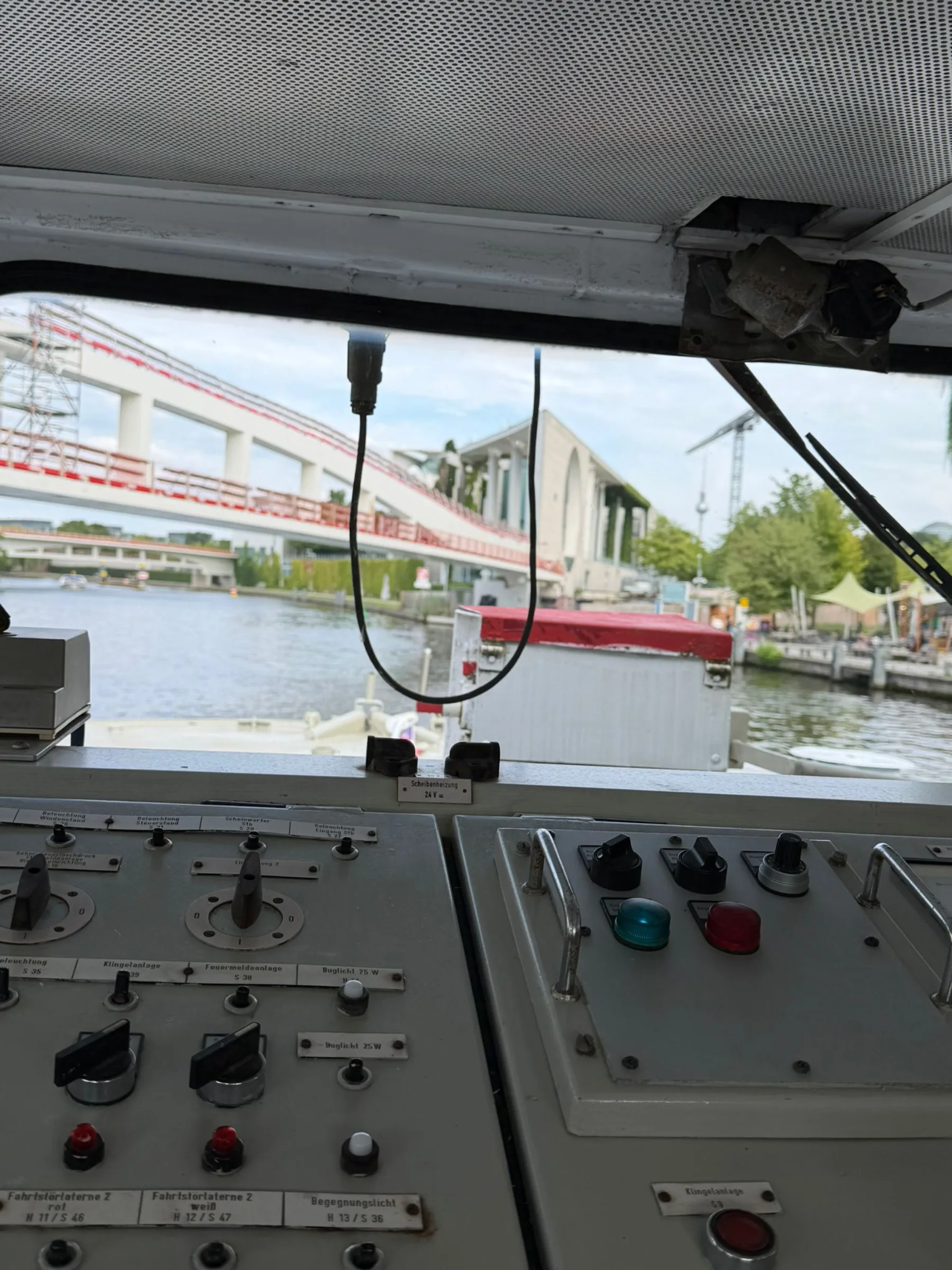 Blick aus dem Steuerhaus auf die Spree