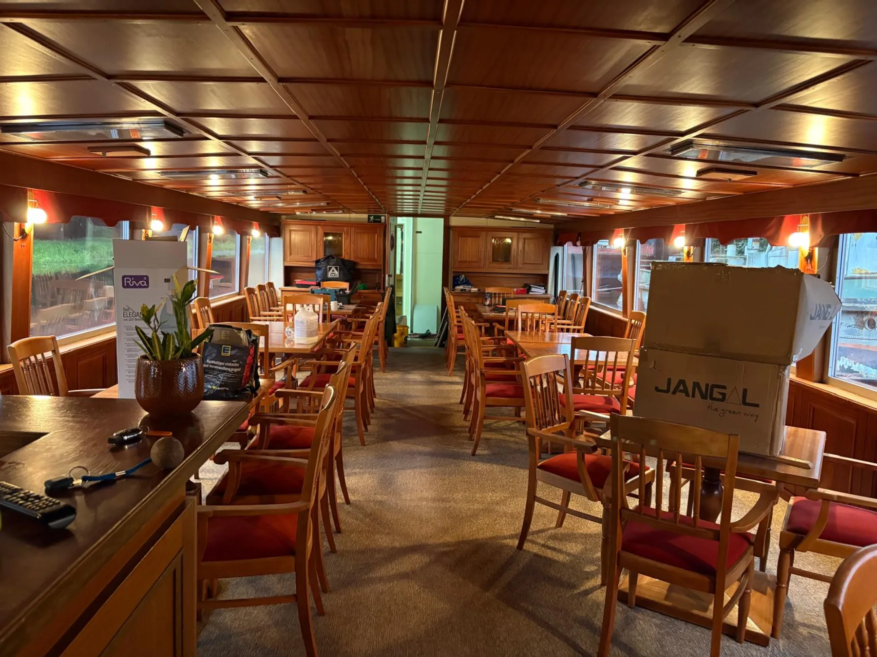 Holzsalon mit Tischen und Sitzplätzen an Bord