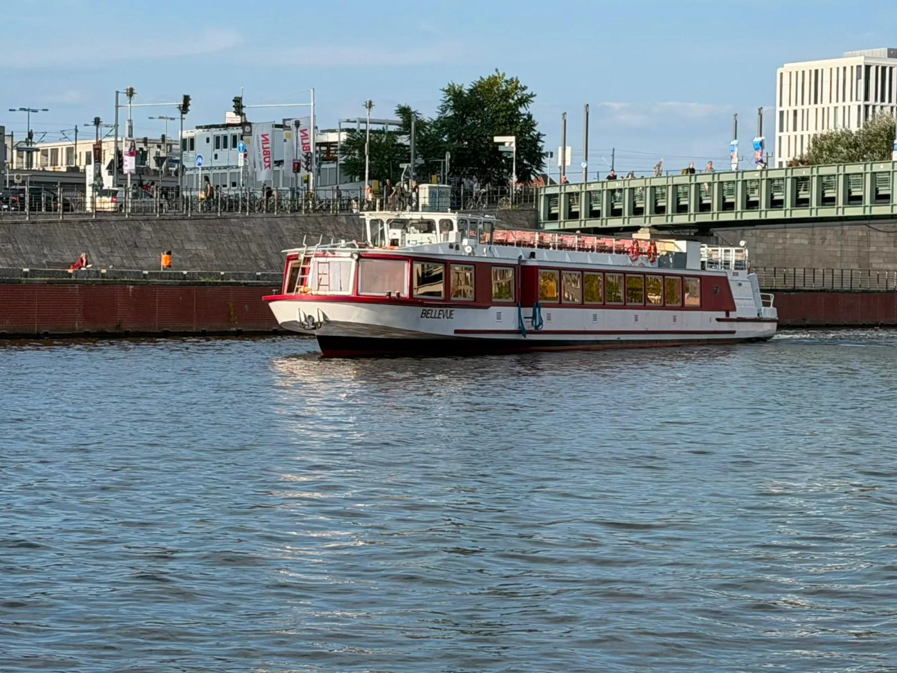 Fahrgastschiff auf der Spree entlang der Berliner Uferpromenade
