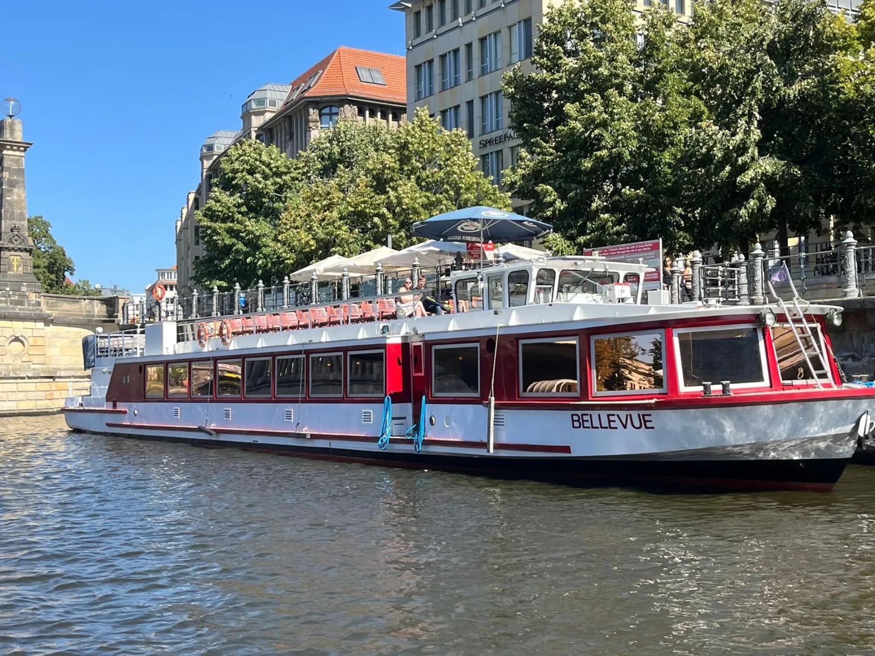 Ausflugsschiff fährt am Spreeufer entlang