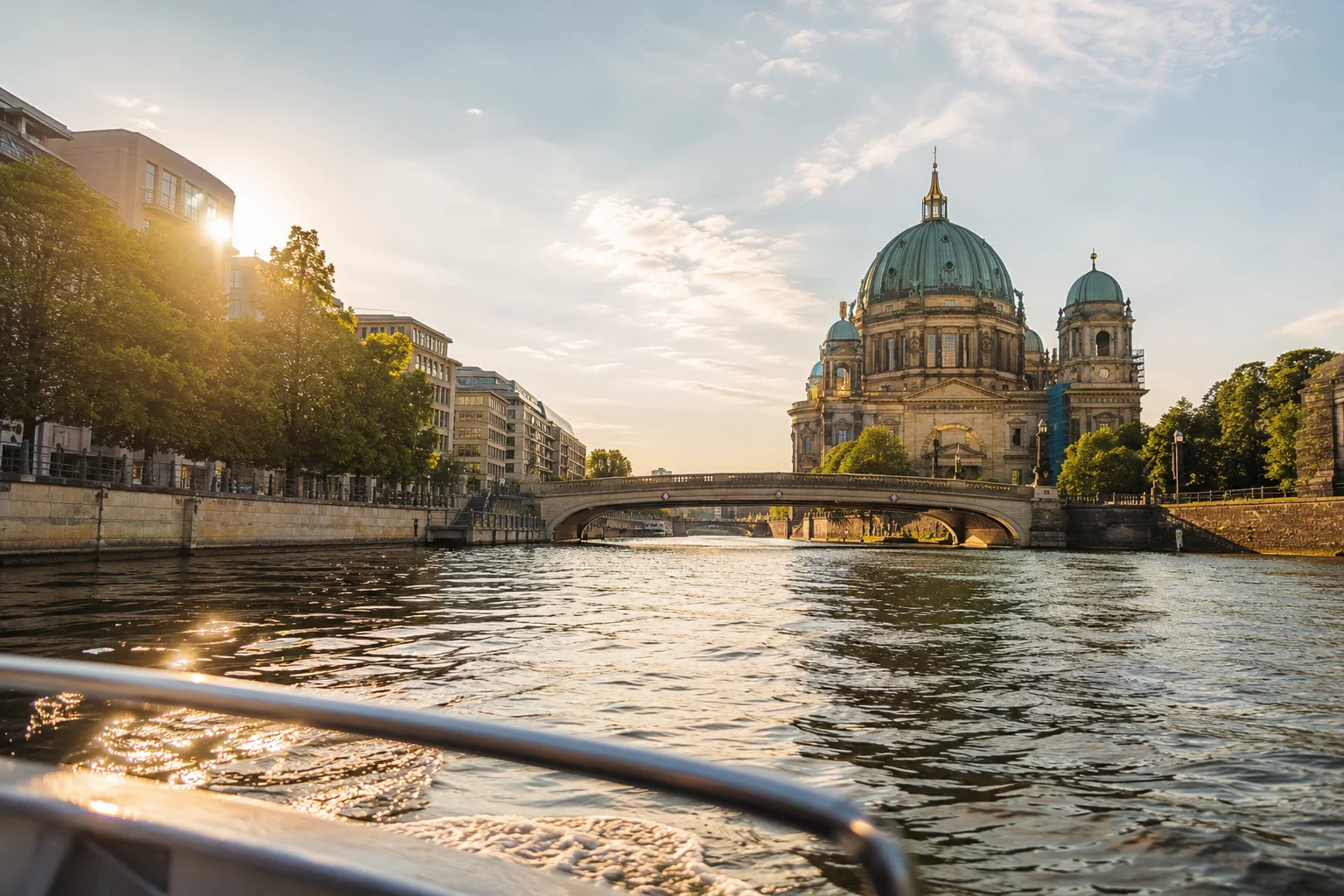 Berliner Dom vom Boot auf der Spree an einem warmen Sommerabend