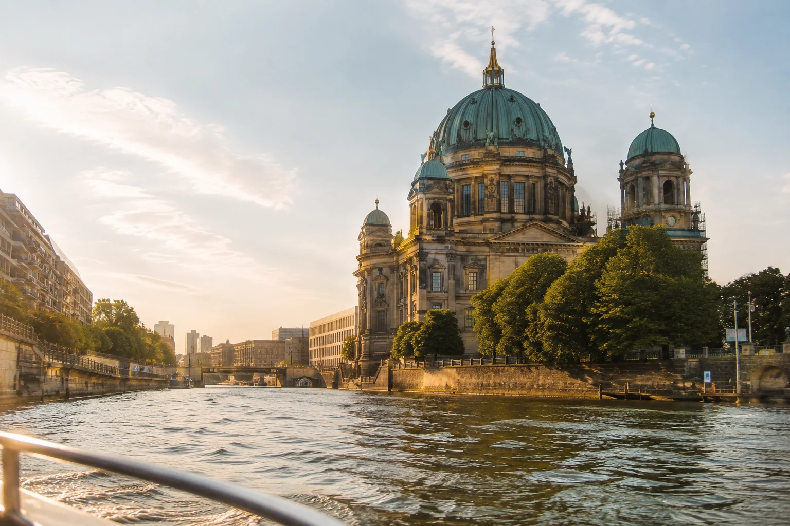 Berliner Dom und Spree aus der Perspektive eines Bootes